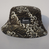 Chap&eacute;u balde com padr&atilde;o ondulado - Chap&eacute;u balde preto e dourado estilo japon&ecirc;s