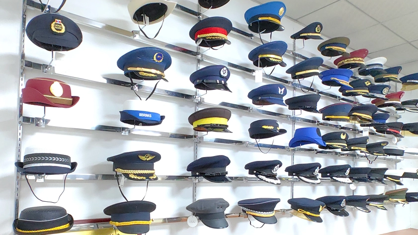 Fabrication de chapeaux Starshine&nbsp;: consid&eacute;rations fondamentales et analyse de style pour la personnalisation mondiale des chapeaux militaires et de police